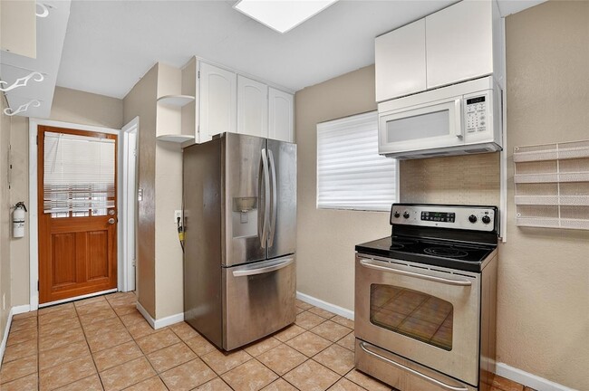 Building Photo - 755 Alamanda Way S