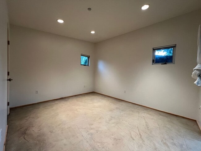 Building Photo - Super Sweet, Modern Style Back House