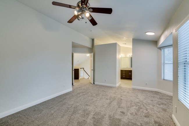 Building Photo - Beautiful 4-bedroom, 2.5-bath home in the highly desirable Green Valley/Henderson area!
