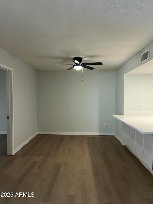 Building Photo - 540 E Royal Palms Dr