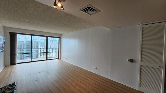 Building Photo - Harbor Square, Makai Building, 1 bedroom, ...