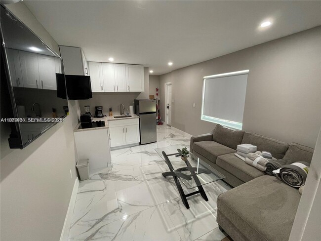 Building Photo - 4910 SW 28th Terrace