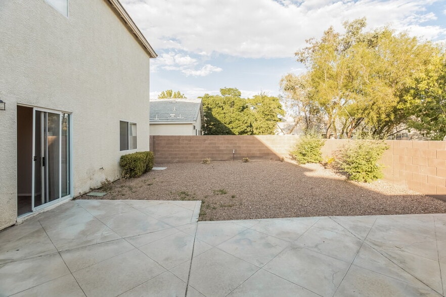 Building Photo - 4933 Royal Lake Ave