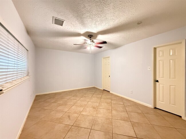 Building Photo - 9019 Autumnsong Dr