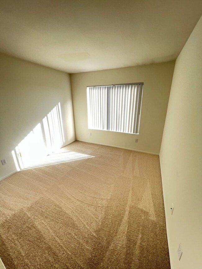 Building Photo - 2 Bedroom Condo in Del Mar Highlands.