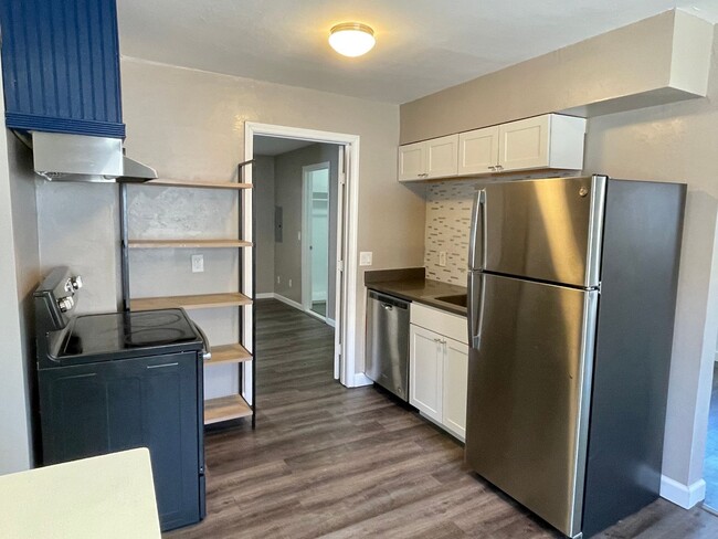 Building Photo - Updated and Spacious 2 bed 2 bath in the P...