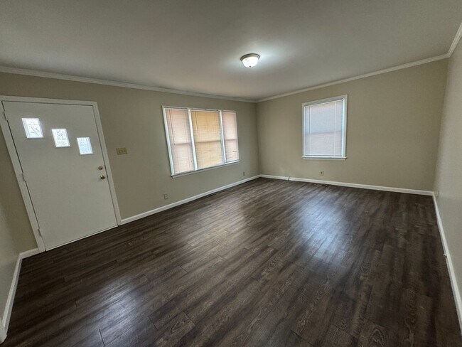 Building Photo - MOVE-IN READY!