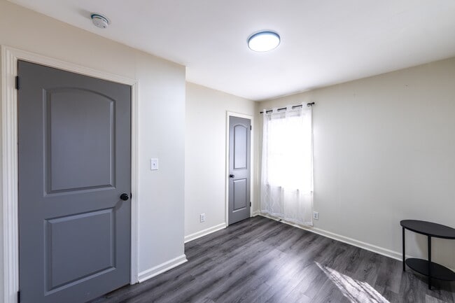 Building Photo - 1021 Plainview Dr