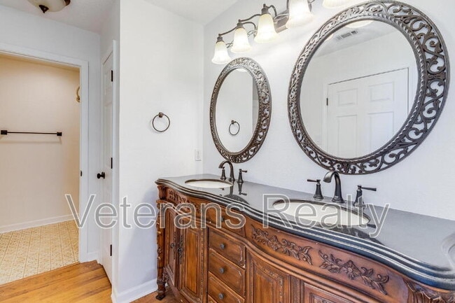 Building Photo - 1210 Spring Dr