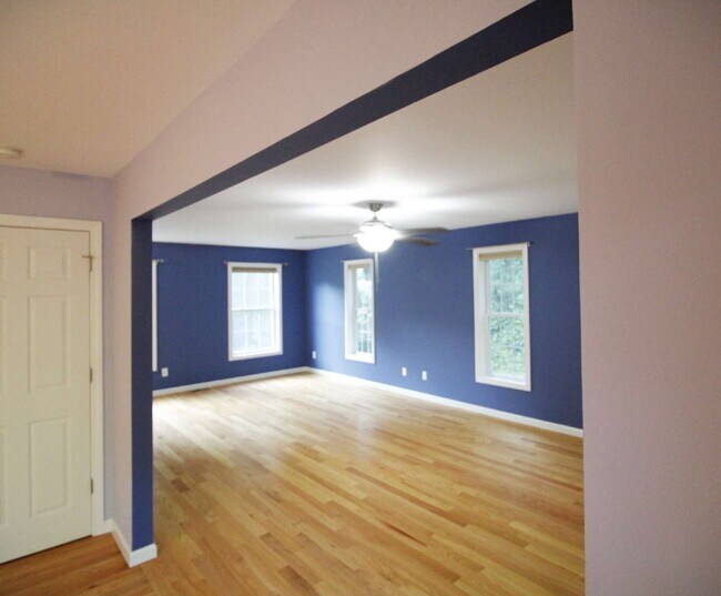Building Photo - Privacy, Space, and Modern Comfort in Salem