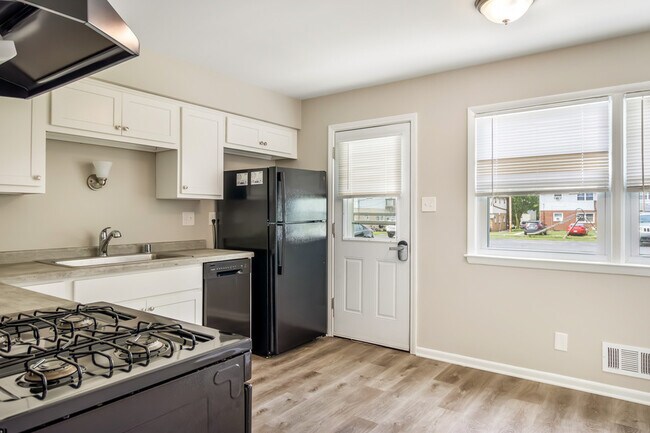 Building Photo - 147 S Grand Ave