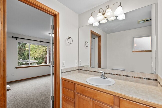 Building Photo - 3bd/2.5ba Seattle House