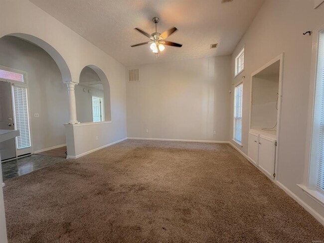 Building Photo - 905 Daisy Ct