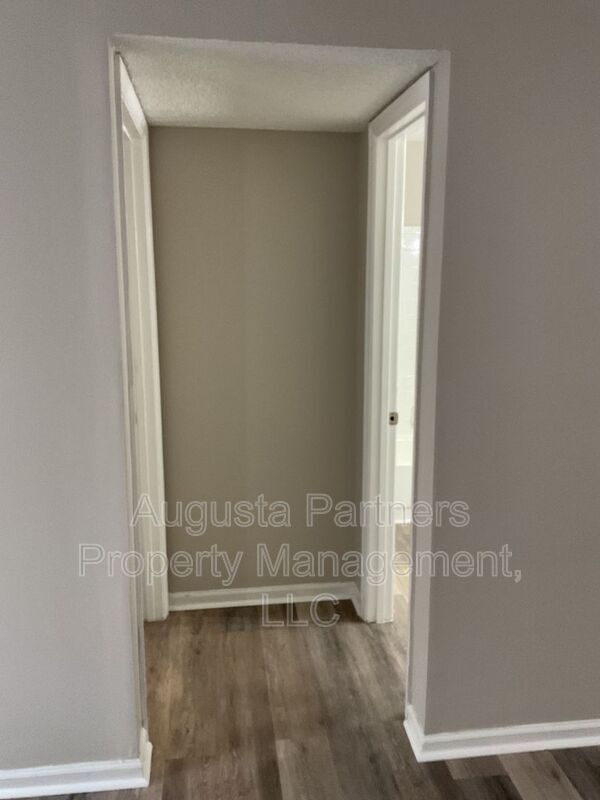 Building Photo - 1546 Hamilton Dr