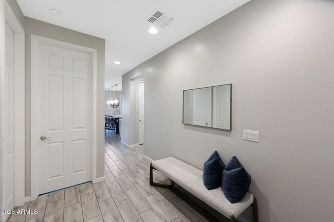Building Photo - 738 W Kingman Dr