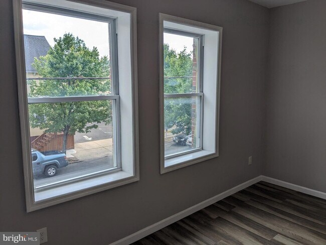 Building Photo - 142 W Hanover Street