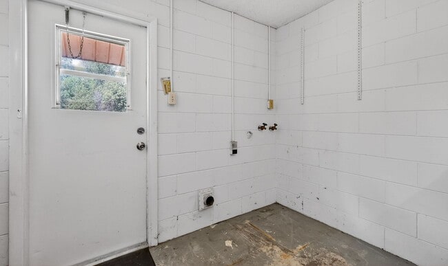 Building Photo - 3 Bedroom Home in Tavares – Available Now!