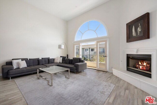 Building Photo - 435 Arnaz Dr
