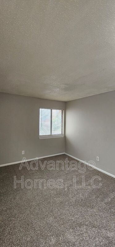 Building Photo - 1315 E 123rd Terrace