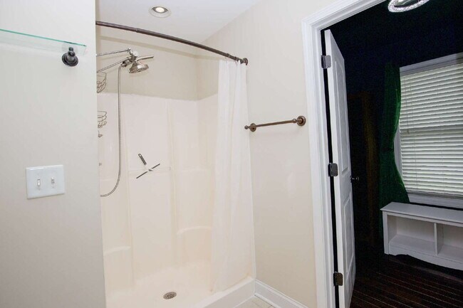 Building Photo - *Lease Special!* Fiber optic internet incl...