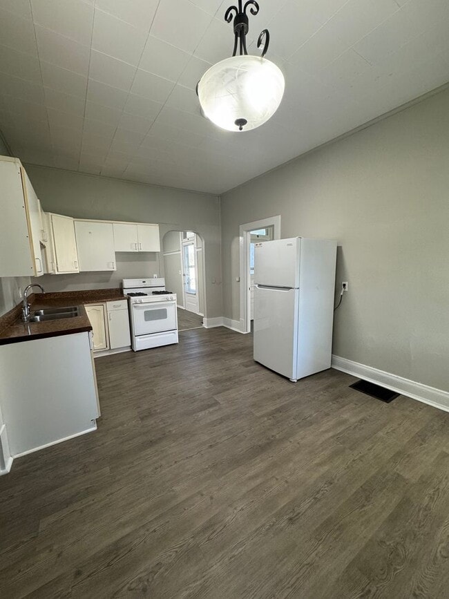 Building Photo - RENT SPECIAL: $300 off second month's rent...