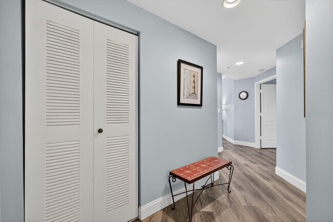 Building Photo - 500 Uno Lago Dr