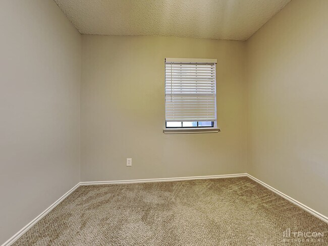 Building Photo - 906 Sylvan Creek Dr