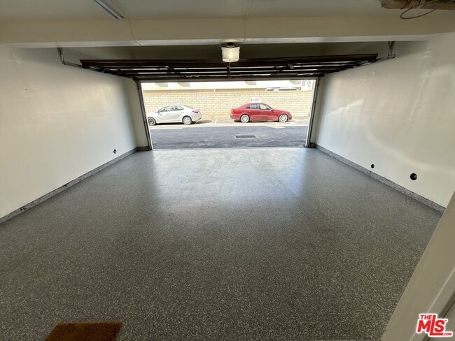 Building Photo - 9915 Variel Ave