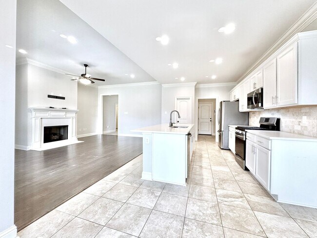 Building Photo - 3 Bedroom House Near LSU in Lake Villas