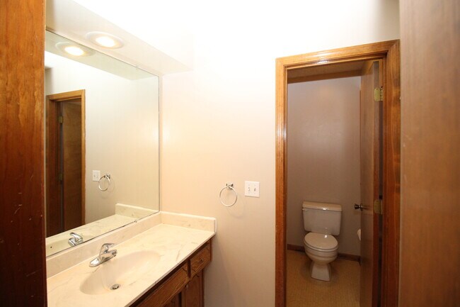 Building Photo - Huge 3 Bed 2.5 Bath home Overland Park