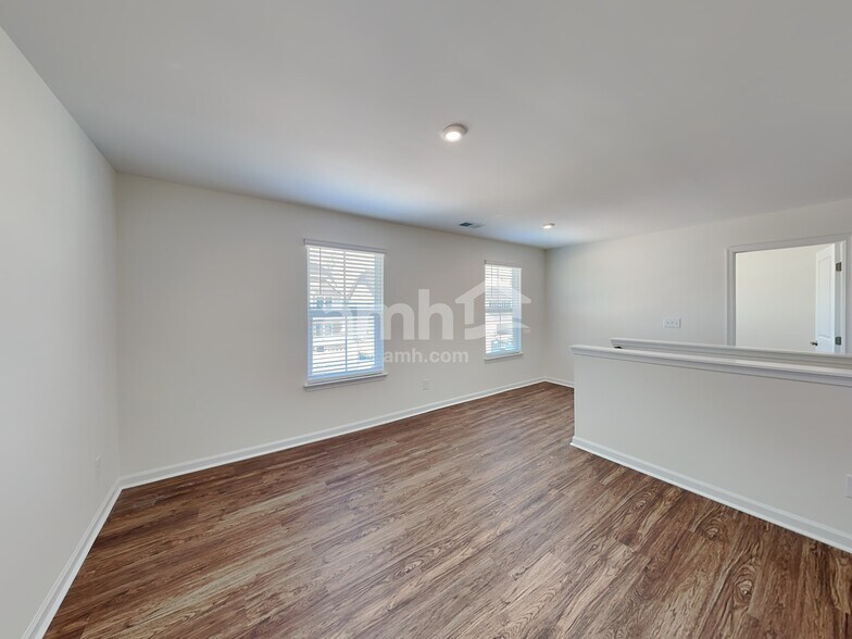 Building Photo - 648 Hamilton Park Dr