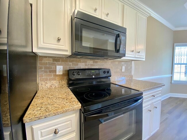 Building Photo - 4858 Somerset Dr