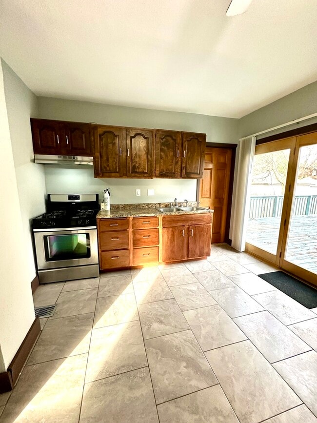 Building Photo - 408 S Gardiner Ave