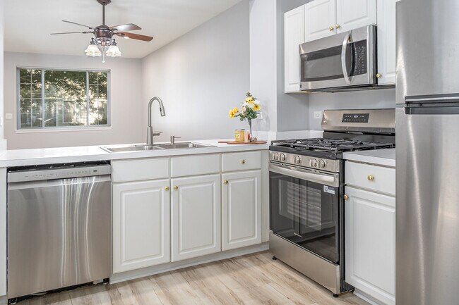 Building Photo - 3083 Anton Dr
