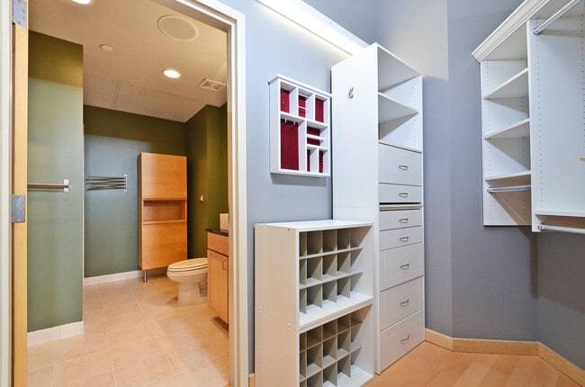 Building Photo - Amazing 2-Bedroom 2-Bathroom Condo with vi...