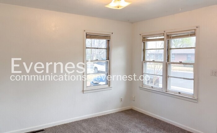 Building Photo - 231 N Roosevelt Ave