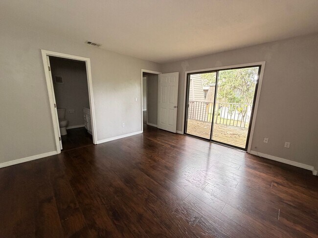 Building Photo - Charming 2BR/1.5BA Townhome - Ideal Location in Port Orange