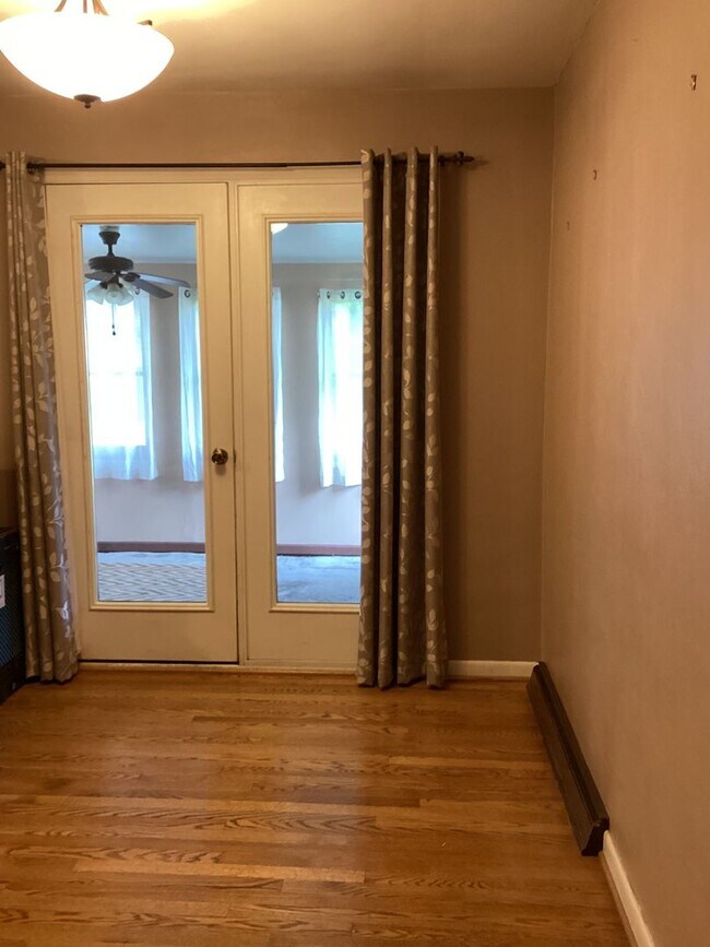 Building Photo - Roomy Updated Home in Established Neighbor...