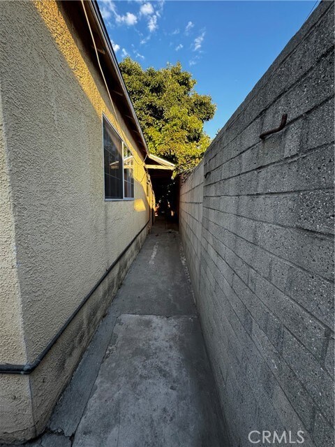 Building Photo - 10433 San Jose Ave