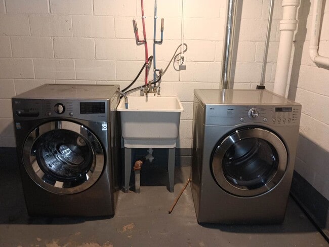 Building Photo - 3 Bedroom Colonial