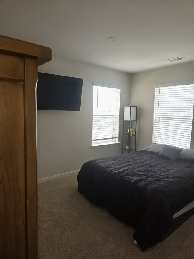 Building Photo - "Experience Modern Comfort: Mostly Furnished 3-Bed, 3.5-Bath Townhouse in Renn Quarter"