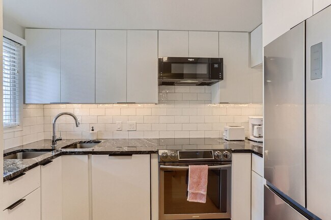 Building Photo - Pearl Street 1BR | Walkable, Remodeled, Covered Parking