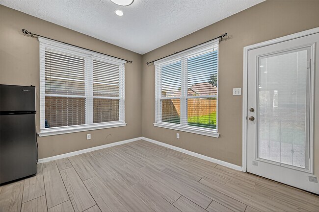 Building Photo - 11603 Oak Lake Park Dr