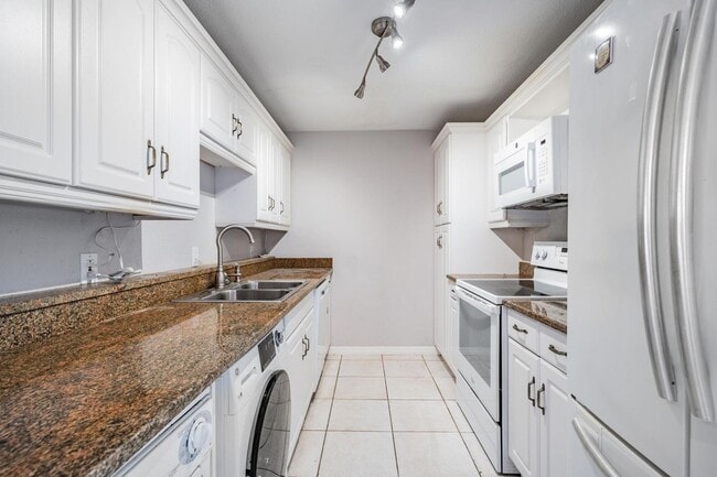 Building Photo - Spacious 2 Bed 2 Bath Condo in Heart of South Tampa