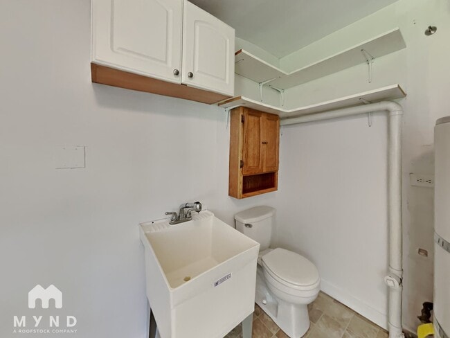 Building Photo - 904 Ferndale Cir NE