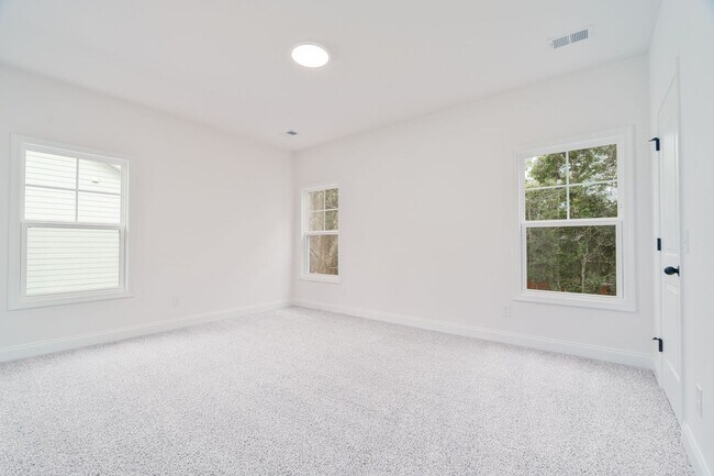 Building Photo - Modern New Build Minutes from Downtown Cha...