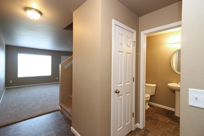 Building Photo - Reserve this Twin Home in a COZY Neighborhood Available Now!