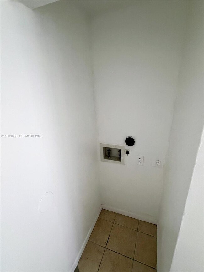 Building Photo - 2001 Bay Dr