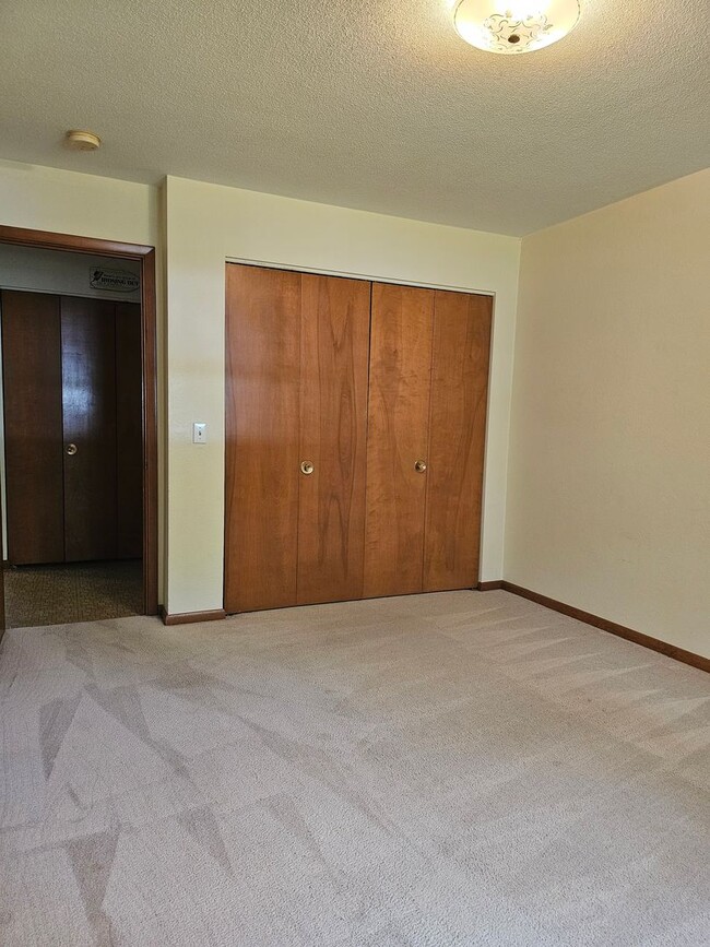 Building Photo - Spacious and bright BG Home