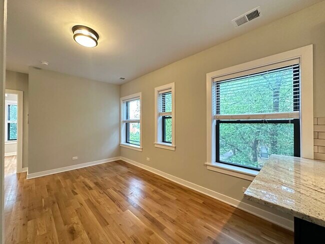 Building Photo - 2206 W Eastwood Ave